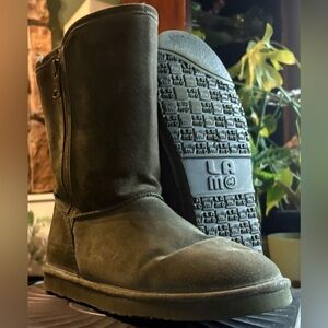 Gently Used Lamo Juniper, Size 10, Green, Fur Lined Boot, Water Resistant